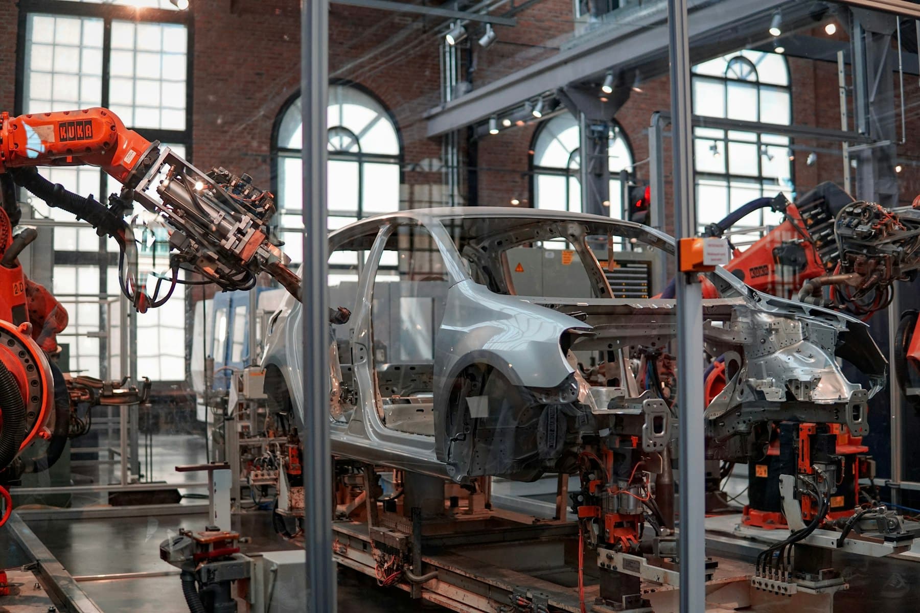 Otomotiv fabrikasında robotlu montaj hattı