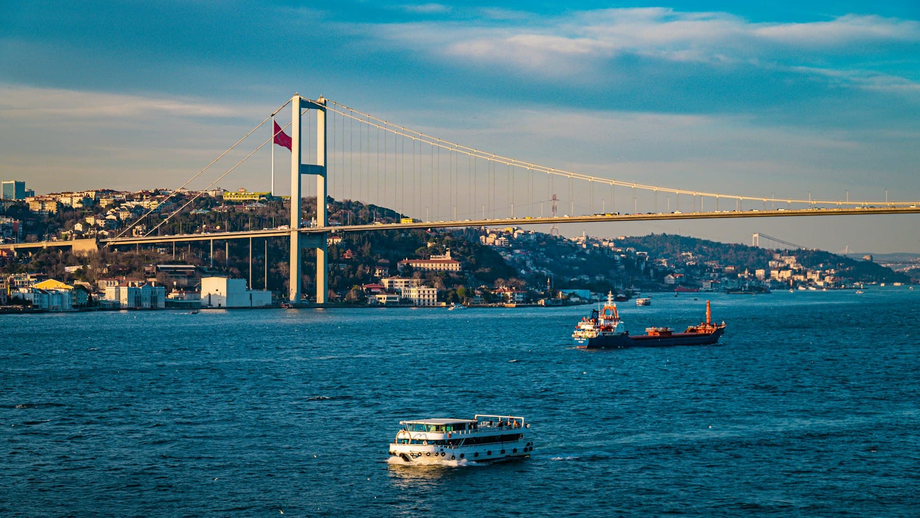 Kadıköy sahilinden Boğaz ve vapur