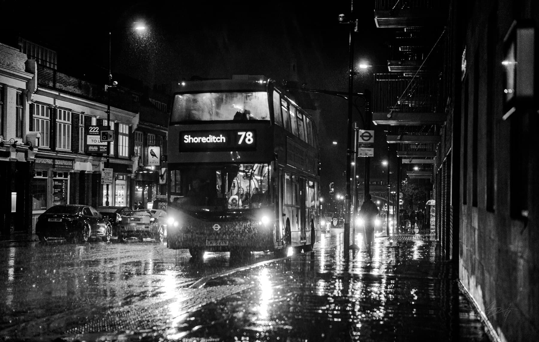 Yağmurlu bir Londra caddesi