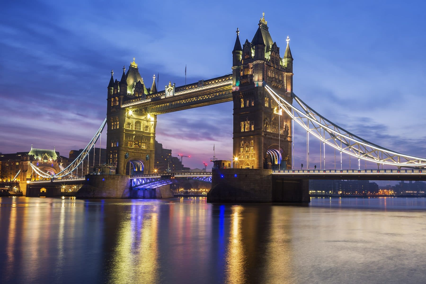Gece Tower Bridge ve Thames